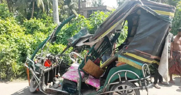 দুর্ঘটনায় কবলিত ইজিবাইক